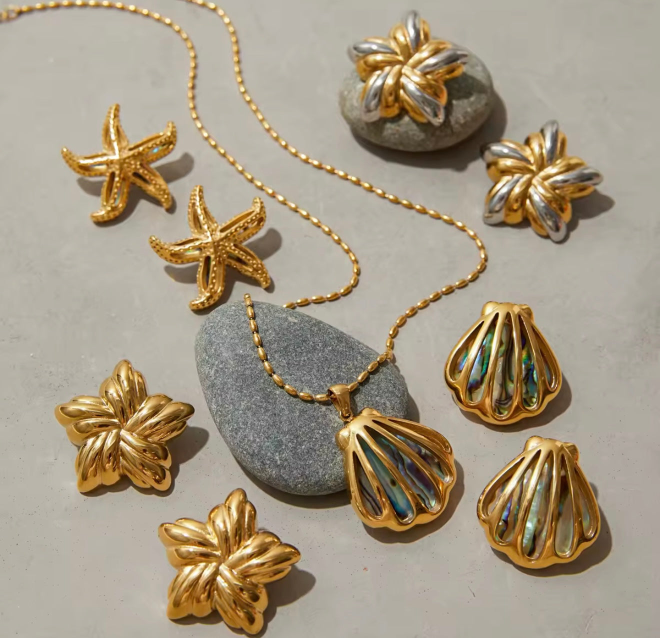 Aurora Seashell Set – Pendant Necklace & Statement Earrings
