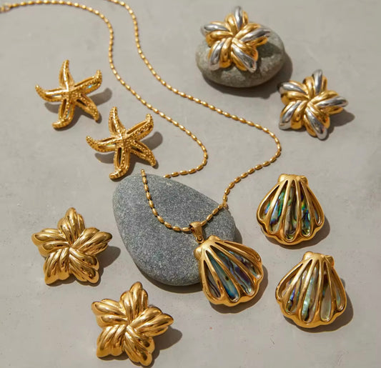 Aurora Seashell Set – Pendant Necklace & Statement Earrings
