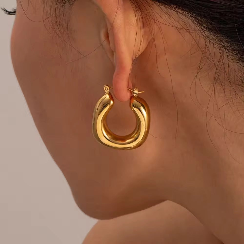 " Aarina Classic Bold Hoop Earrings – 18K Gold Plated, Anti-Tarnish & Waterproof
"