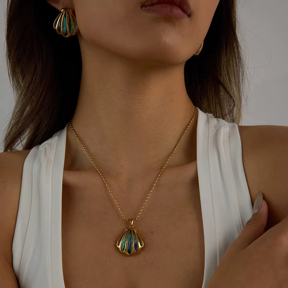 Aurora Seashell Set – Pendant Necklace & Statement Earrings