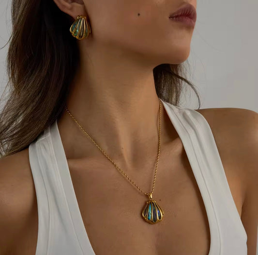 Aurora Seashell Set – Pendant Necklace & Statement Earrings