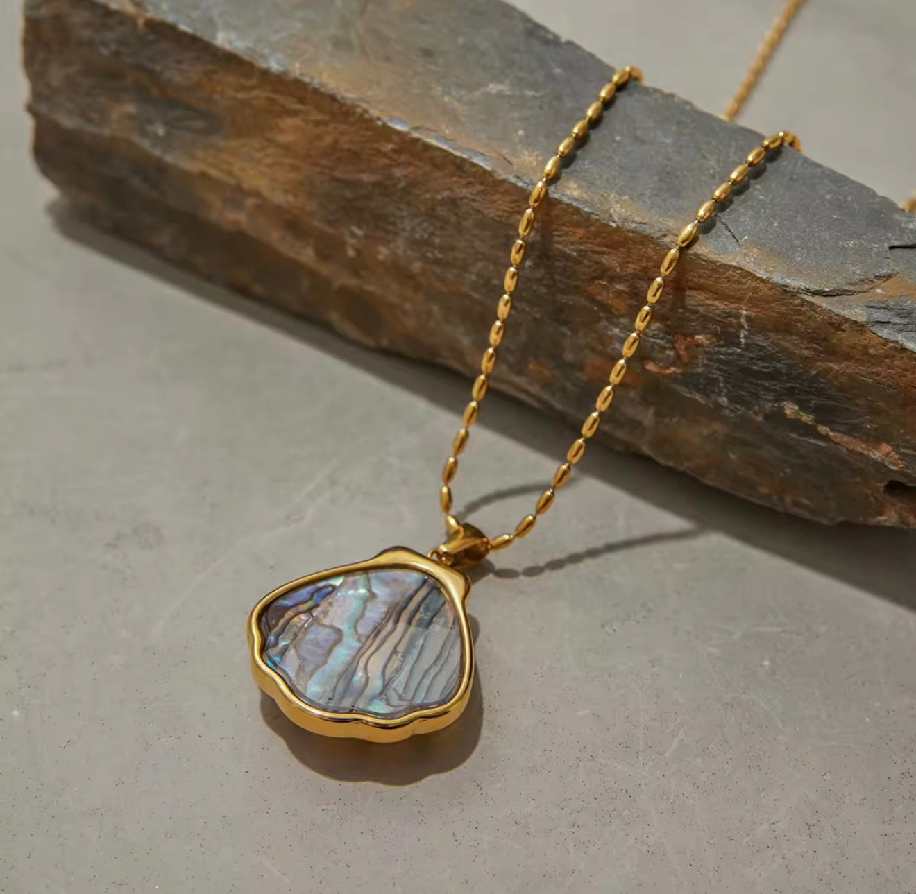 Aurora Seashell Set – Pendant Necklace & Statement Earrings
